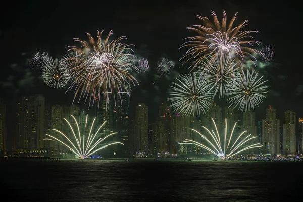 Dubaj, Spojené arabské emiráty - 2. prosince: SAE národní den-2014 oslava s ohňostrojem v Jbr Dubai Marina. prosince 2,2014 v Dubaji, Spojené arabské emiráty — Stock fotografie