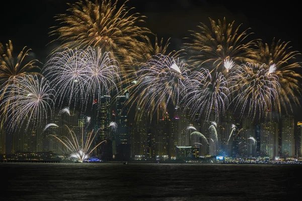Dubaj, Spojené arabské emiráty - 2. prosince: SAE národní den-2014 oslava s ohňostrojem v Jbr Dubai Marina. prosince 2,2014 v Dubaji, Spojené arabské emiráty — Stock fotografie