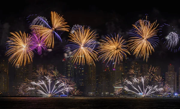 Dubaj, Spojené arabské emiráty - 2. prosince: SAE národní den-2014 oslava s ohňostrojem v Jbr Dubai Marina. prosince 2,2014 v Dubaji, Spojené arabské emiráty — Stock fotografie