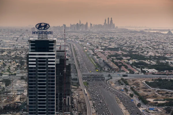 DUBAI, Emirados Árabes Unidos NOV 15: Busy Sheikh Zayed Road à noite 15 de novembro de 2014 em Dubai, Emirados Árabes Unidos — Fotografia de Stock