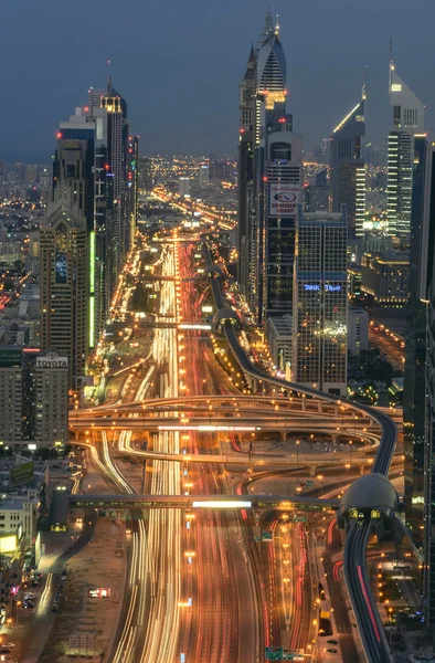 DUBAI, Emiratos Árabes Unidos - 15 NOV: Ocupado Sheikh Zayed Road por la noche 15 de noviembre de 2014 en Dubai, Emiratos Árabes Unidos —  Fotos de Stock