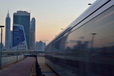 Dubai, Birleşik Arap Emirlikleri - 22 Kasım: Dubai's ilk tramvay hizmet Kasım-11-2014 Dubai Yat Limanı 22 Kasım 2014, Dubai, Birleşik Arap Emirlikleri Al Sufouh alan fotoğraf için açılan.