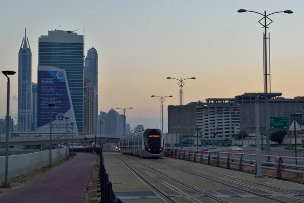 Dubai, Birleşik Arap Emirlikleri - 22 Kasım: Dubai's ilk tramvay hizmet Kasım-11-2014 Dubai Yat Limanı 22 Kasım 2014, Dubai, Birleşik Arap Emirlikleri Al Sufouh alan fotoğraf için açılan. — Stok fotoğraf