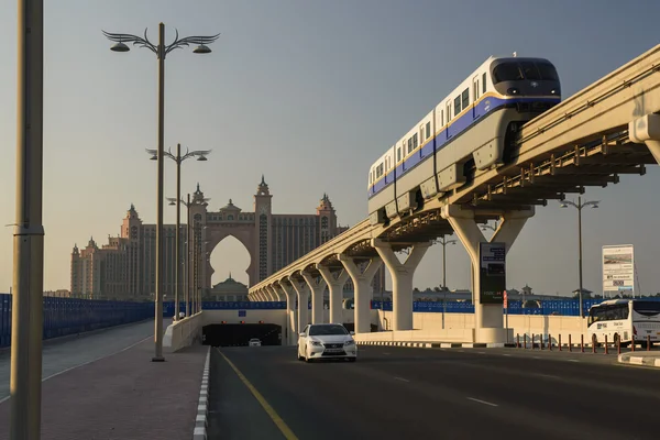 迪拜，阿联酋-11 月 22 日: 朱美拉棕榈岛单轨列车 11 月 22,2014 在迪拜，阿拉伯联合酋长国。它位于人造岛棕榈岛. — 图库照片