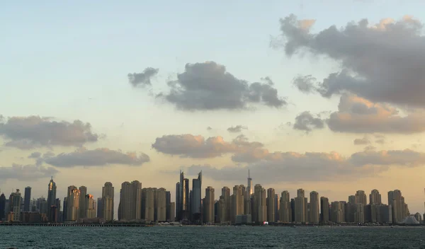 Dubai Marina skyline. Visa från havet. — Stockfoto