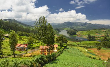 Emerald Gölü ve Köyü, Nilgiris (Ooty), Tamilnadu, Hindistan