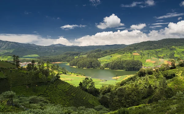 Emerald Gölü ve Köyü, Nilgiris (Ooty), Tamilnadu, Hindistan