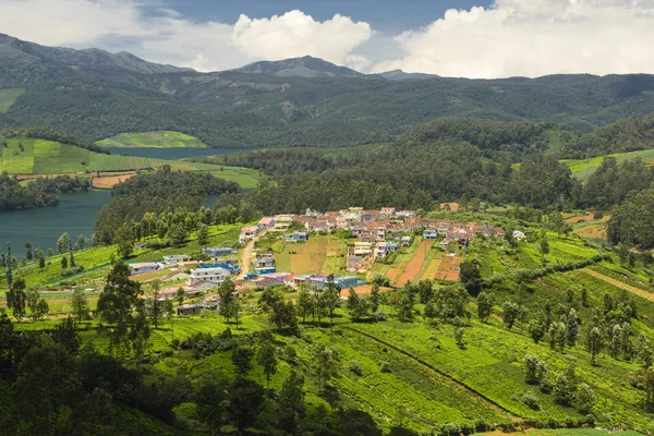 Emerald Gölü ve Köyü, Nilgiris (Ooty), Tamilnadu, Hindistan