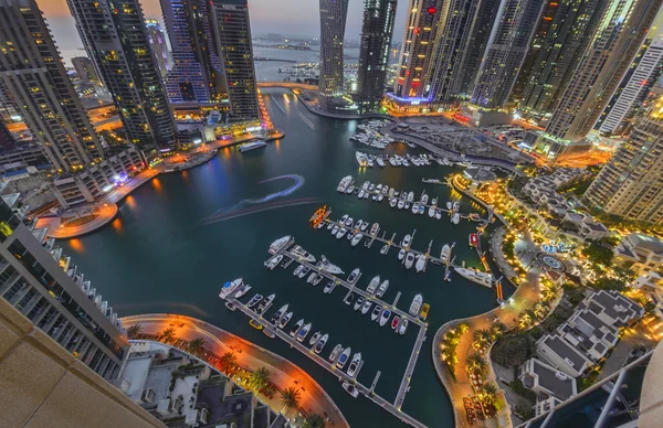 Dubai marina tijdens schemering — Stockfoto