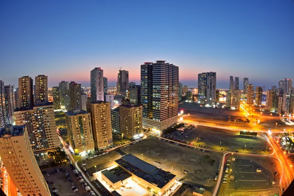 Noční pohled na Sharjah, Spojené arabské emiráty — Stock fotografie