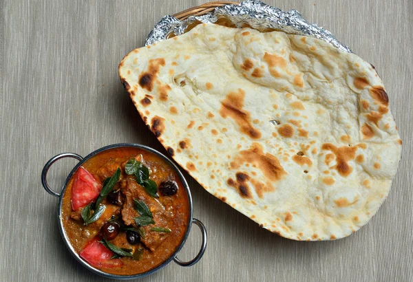 Chicken chettinadu with Naan bread — Stockfoto