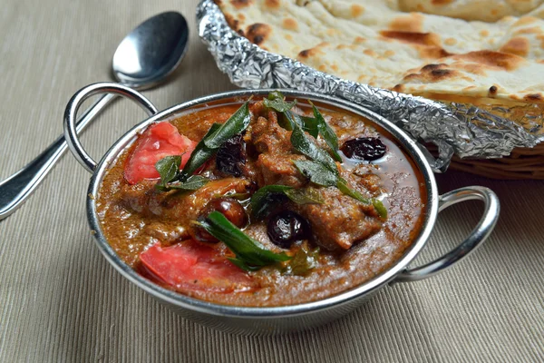 Chicken chettinadu with Naan bread — Stock fotografie