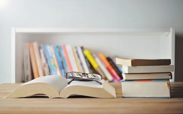 Bücher auf dem Tisch — Stockfoto