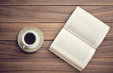 Çay ile ahşap masa kitap