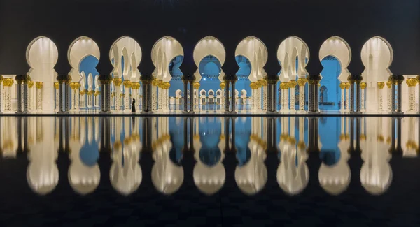 Отражение арки в мечети — стоковое фото