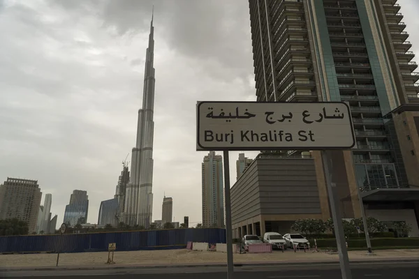 DUBAI, EAU - NOV 24 : Nuages pluvieux se formant autour de Burj Khalifa le 24 novembre 2015 à Dubaï, EAU — Photo
