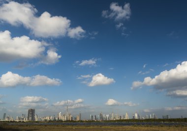 Dubai şehir silüetinin gün