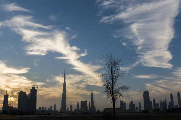 O horizonte de Dubai ao entardecer — Fotografia de Stock