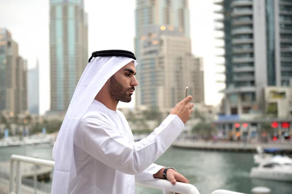 Giovane uomo Emirati fiducioso — Foto Stock