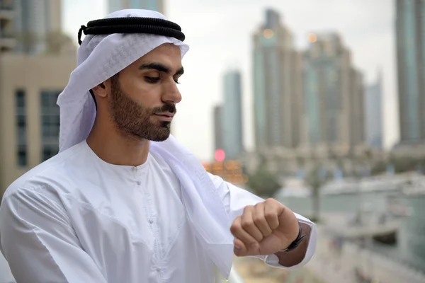 Jovem confiante emirati homem — Fotografia de Stock