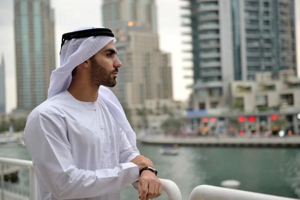 Jovem confiante emirati homem — Fotografia de Stock