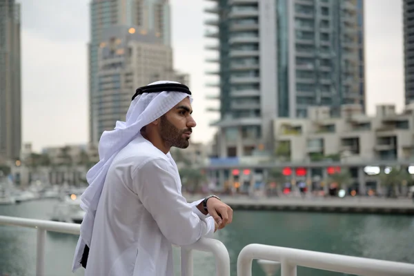 Jovem confiante emirati homem — Fotografia de Stock