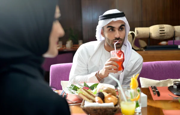 Young Emiraten paar dineren in een restarant — Stockfoto