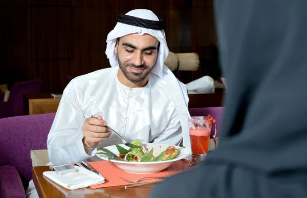 Jovem casal Emirati jantando em um restarant — Fotografia de Stock