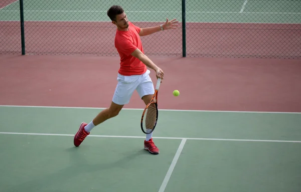 Erkek tenis oyuncu Tenis Kortu pratikte