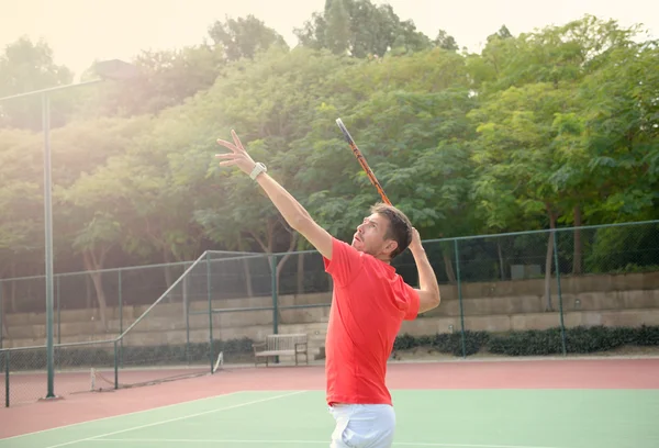 テニスコートでの男性のテニス選手の練習 — ストック写真