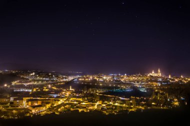 İspanya 'nın Segovia şehrinin panoramik manzarası.