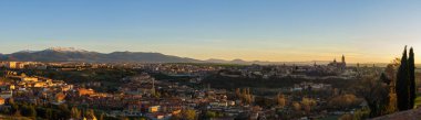 Gün batımında İspanya 'nın Segovia kentinin panoramik manzarası