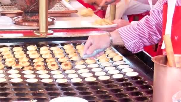 Ρίχνεις Poffertjes — Αρχείο Βίντεο