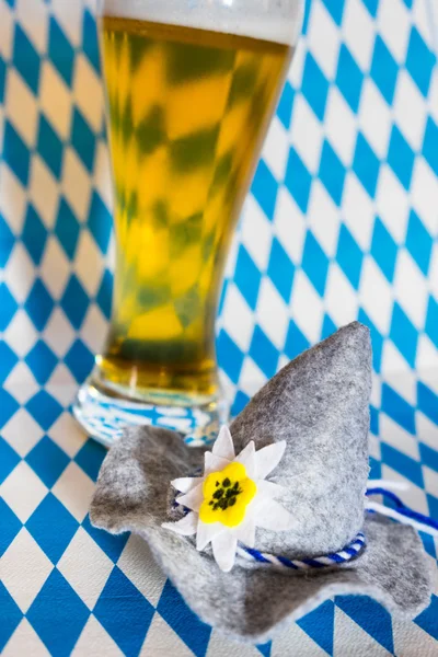 Oktoberfest Hat and Beer — Stock Photo, Image
