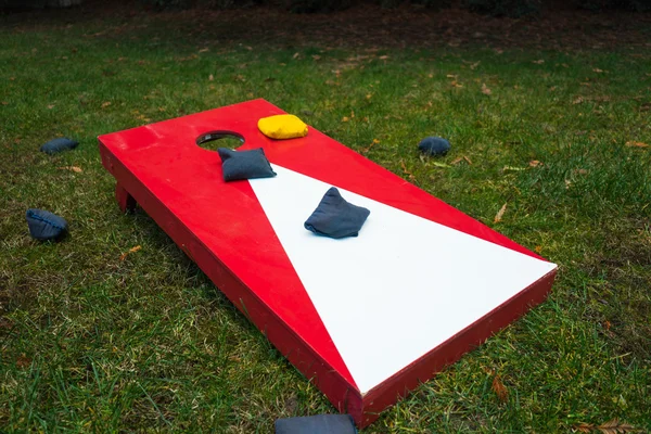 Cornhole Toss Oyun tahtası ile fasulye torbaları — Stok fotoğraf