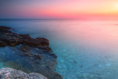 Sunrise kayalık plaj üzerinde