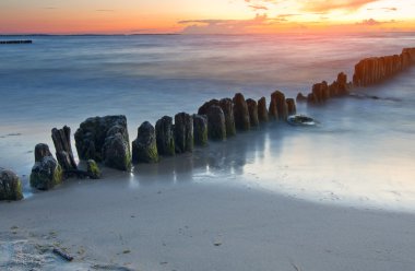 Baltık Denizi üzerinde güzel renkli gün batımı