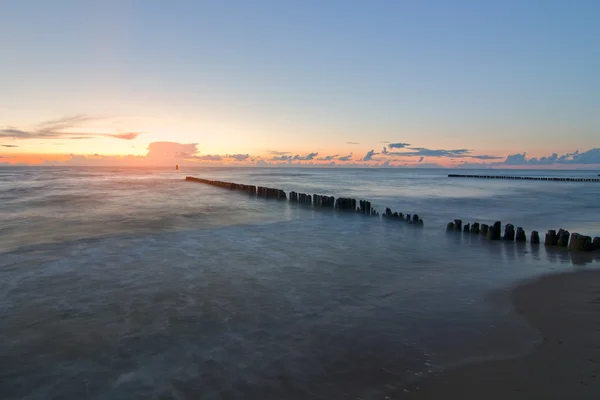 Hermosa puesta de sol colorida sobre el mar Báltico — Foto de Stock