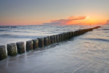 Baltık Denizi üzerinde güzel renkli gün batımı