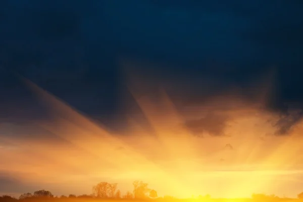 Záblesk slunce nad dramatické obloze — Stock fotografie