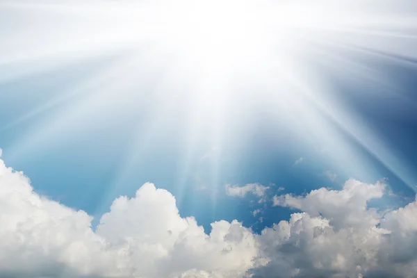 The flare of the sun in the sky with white clouds — Stock Photo, Image