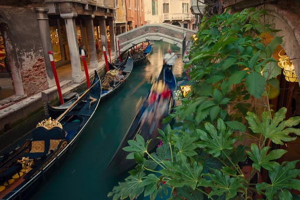 Stretto canale veneziano con una gondola in movimento — Foto Stock
