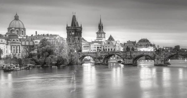 Blick auf die Karlsbrücke in Prag, Tschechische Republik. — Stockfoto