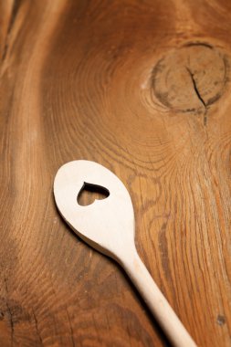 Kalp ahşap zemin üzerine kaşıkla