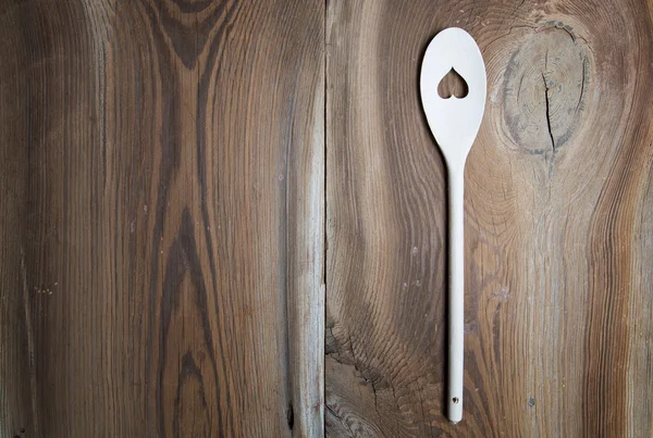 Cuchara con corazón sobre fondo de madera — Foto de Stock