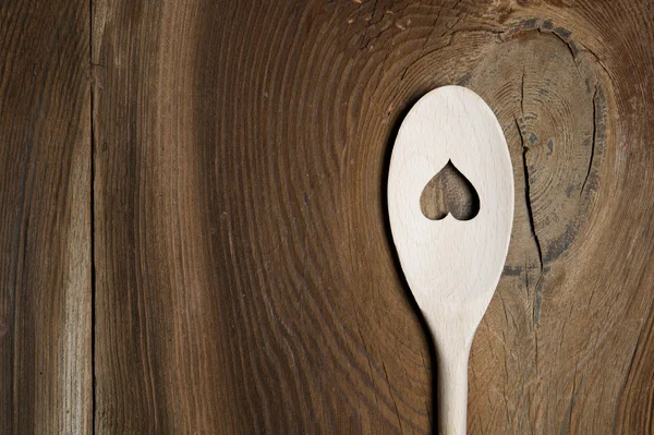 勺子用木制背景上的心 — 图库照片