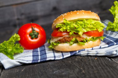 Hamburger ahşap zemin üzerinde