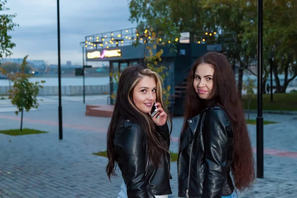 Két Fiatal Hosszú Hajú Fekete Bőrdzsekis Parkban Barátkozik Neon Kávézó — Stock Fotó