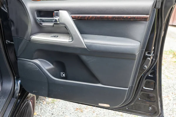 Pemandangan Interior Toyota Land Cruiser 200 Dengan Dasbor Jam Sistem — Stok Foto