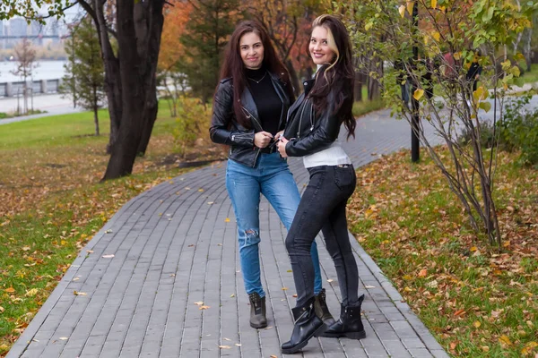 Две Девушки Девушки Студенты Осенью Парке Стоят Тропинке Фоне Деревьев — стоковое фото